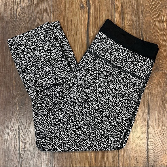 Nike Dri Fit Women’s Relay Printed Crop Running Capri Legging Pants SZ MED - Picture 1 of 5